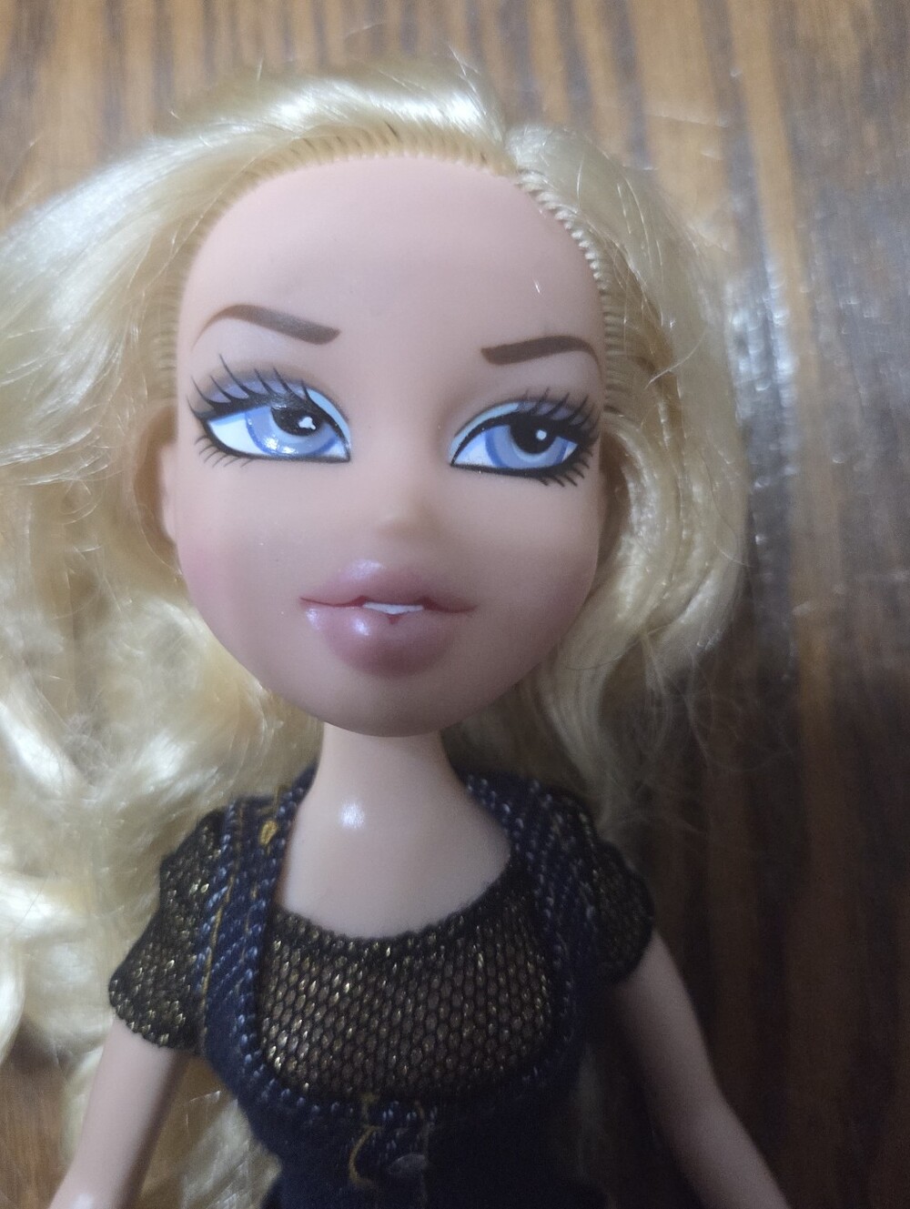 Vintage - Bratz Strut It Cloe Doll - great condition - pre owned 2001 MGA